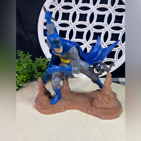 DC Gallery Diamond Select: Classic
Batman 80 Years Diorama - Gamestop Exclusive - Picture 8 of 12